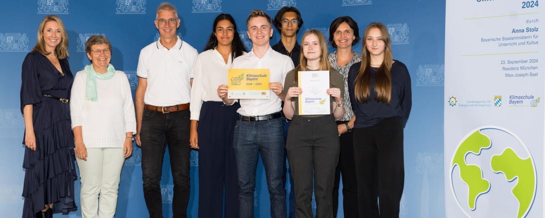 V.l.n.r.: Kultusministerin Anna Stolz, Schulleiterin Dr. Renate Rachidi, Seminarleiter Jürgen Horzella, Shirin Strauß, Janosch Papp, Johannes Buchmann, Mara Weeß, Seminarleiterin Lena Pollak und Lisa Kutzsch bei der feierlichen Verleihung des Zertifikats "Klimaschule Bayern in Gold" an das Theodor-Heuss-Gymnasium Nördlingen