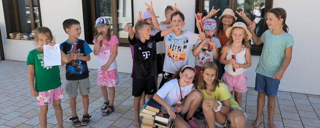 Die Kinder genießen ihr Eis. 