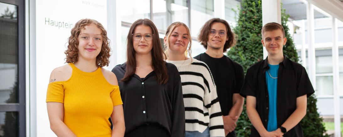 Hier sieht man die fünf neuen Auszubildenden der Sigel GmbH.