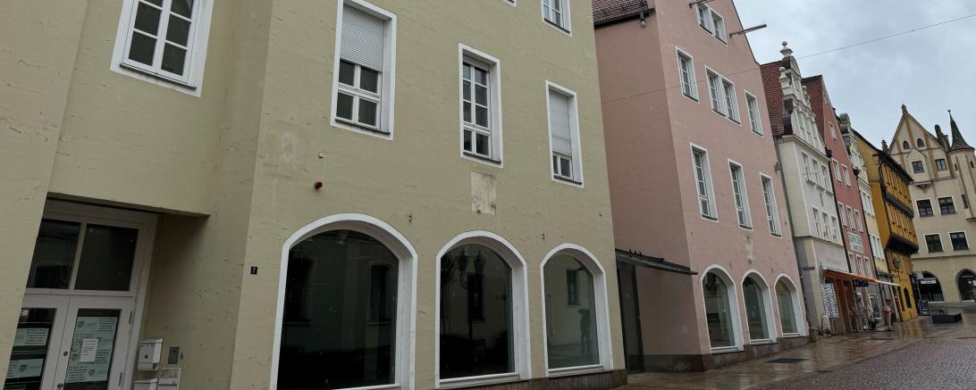 Hier sieht man das sogenannte Schuh-Schmid-Gebäude in Donauwörth.