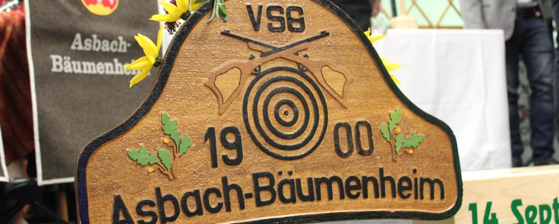 Hier sieht man ein Holzschild der VSG Asbach-Bäumenheim mit dem Gründungsjahr 1900.