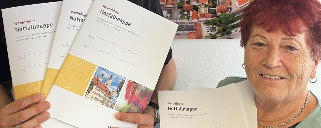 Hier sieht man , wie der neue Vorsorgeleitfaden präsentiert wird.