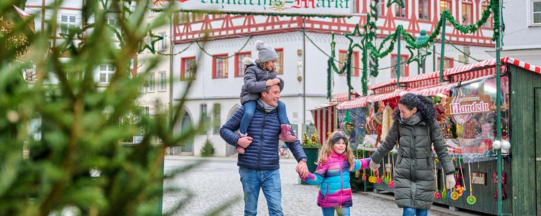 Vom 29. November bis 23. Dezember 2024 findet in Nördlingen der Romantische Weihnachtsmarkt statt. 