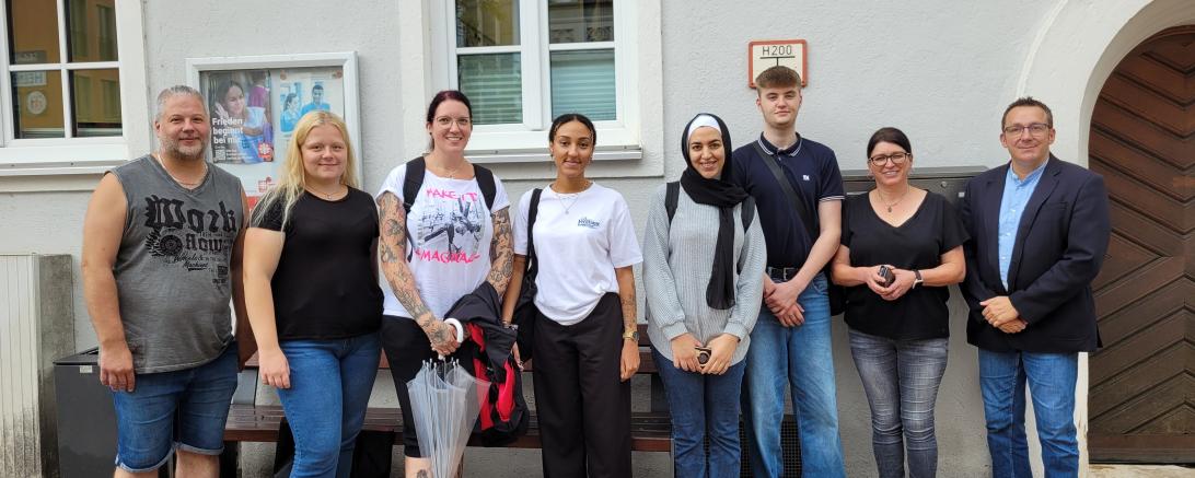 Praxisanleiter Tobias Mokosch, Julia Friedl, Marion Rack, Semesterpraktikantin Rosalie Bauer, Chaimae Bouine, David Wolfinger, Pflegedienstleiterin Gabriele Koller und Geschäftsführer Branko Schäpers.