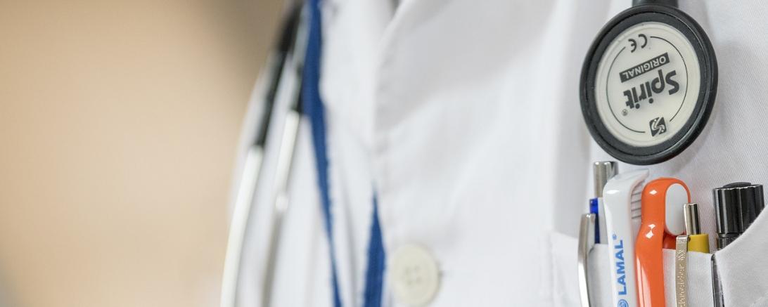 Das Bild zeigt einen Arzt.