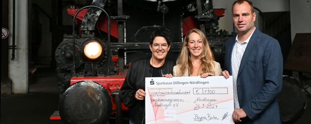 Spendenübergabe im Bayerischen Eisenbahnmuseum: v.l.: Susanne Vierkorn, Barbara Wunder und Patrick Zeitlmann.