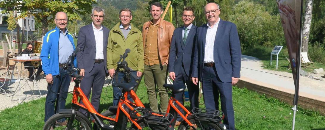 V.l.: Günter Obermeyer (stv. Landrat Weißenburg-Gunzenhausen), Landrat Alexander Anetsberger (Vorsitzender Tourismusverband Naturpark Altmühltal e. V.), Landrat Stefan Rößle (Vorsitzender Geopark Ries e. V.), Josef Grienberger (Oberbürgermeister Eichstätt), David Wittner (Oberbürgermeister Nördlin-gen) und Landrat Martin Neumeyer.