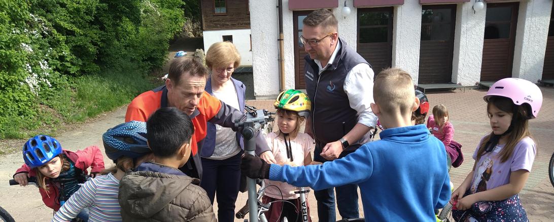 Steffen Reddel (links) beim Fahrsicherheitstag von ADFC Donau-Ries und Landratsamt in der Gewinnerschule in Hainsfarth im Frühjahr 2024.