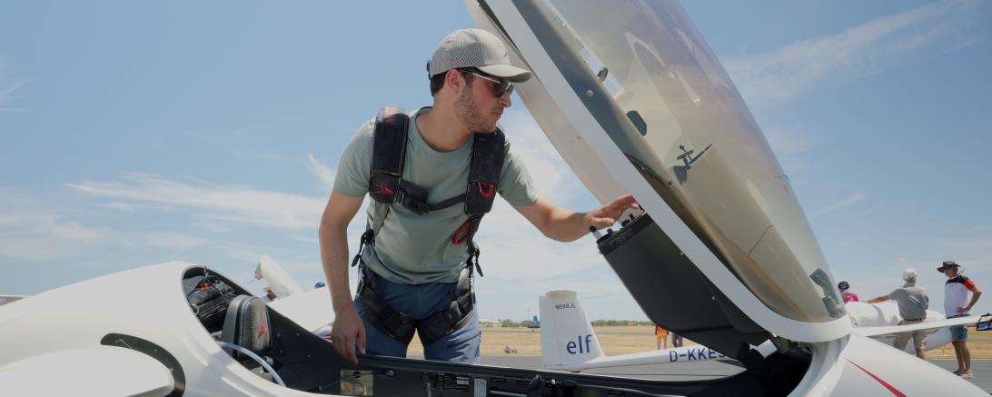 Segelflug-Weltmeister Stefan Langer an seinem Segelflugzeug in Texas.