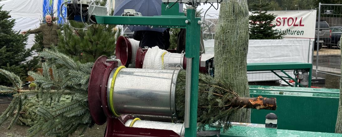 Mit dieser Maschine kommt der Christbaum ins Netz.