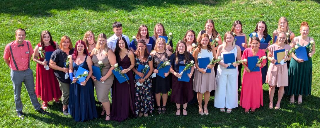 Das Bild zeigt die 22 erfolgreichen Absolventinnen und Absolventen mit Klassenleiter Daniel Schubert (links): Lilian Schulze, Marina Büchner, Susanne Kräupziger, Max Angermeyer, Jule Thum, Katharina Rembold, Anita Schimpp, Jule Wagner, Luca Sophie Gloning, Lara Pfister, Leni Eckmeier (hintere Reihe von links). Lara Utjesinovic, Selina Vogel, Celine Andresz, Marie-Louise Burger, Sarah Baur, Kinga Hauke, Elisa Kapfer, Ella Ilina, Jana Osterrieder, Lea Fürst, Antonia Mölle (vordere Reihe von links).