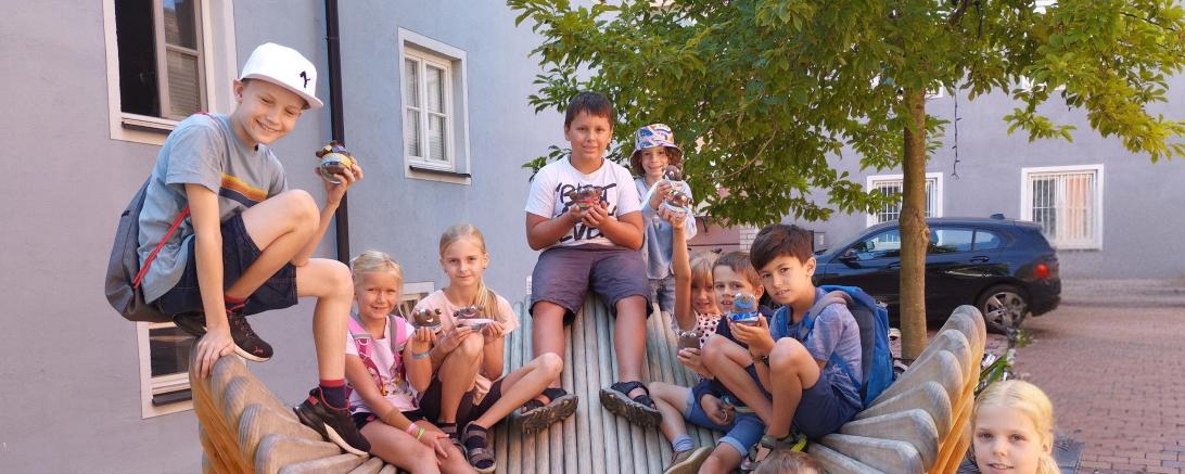 Die stolzen Kinder mit ihren selbstgemachten Grasköpfen.