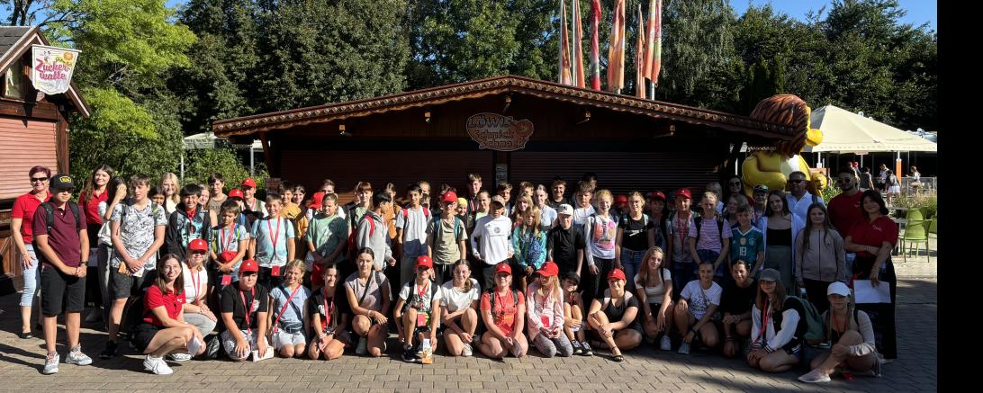Zwei Ausflugsbusse mit insgesamt über 80 Kindern und 11 Betreuern star-teten um 8:00 Uhr morgens von Donauwörth in Richtung Skyline Park.