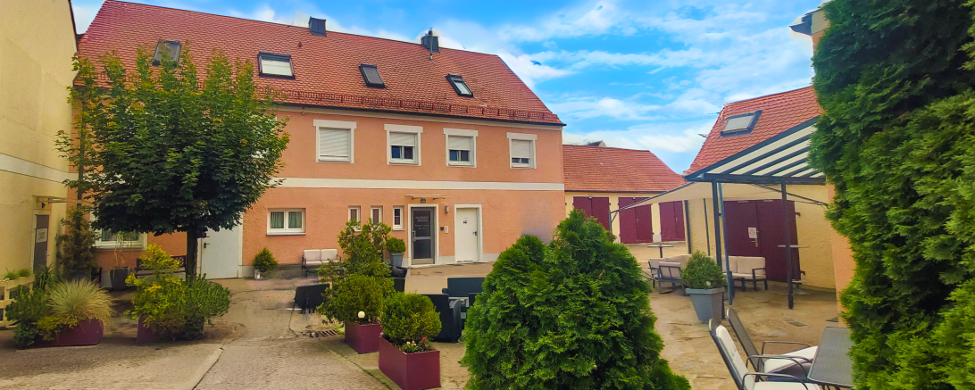 Das Bild zeigt den Innenhof des Hotel Donau.