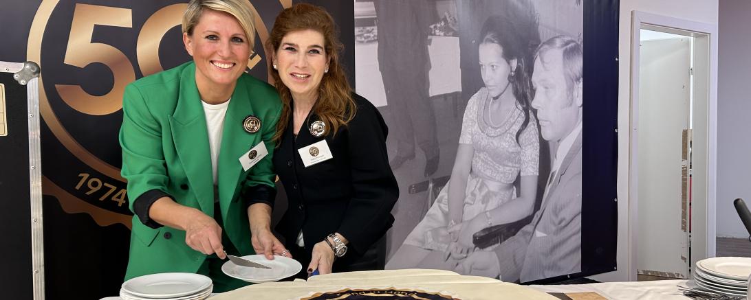 Susanne Gehle und Gaby Pemper schneiden die Geburtstagtorte zum 50-jährigen Kaufland-Jubiläum in Donauwörth an. 