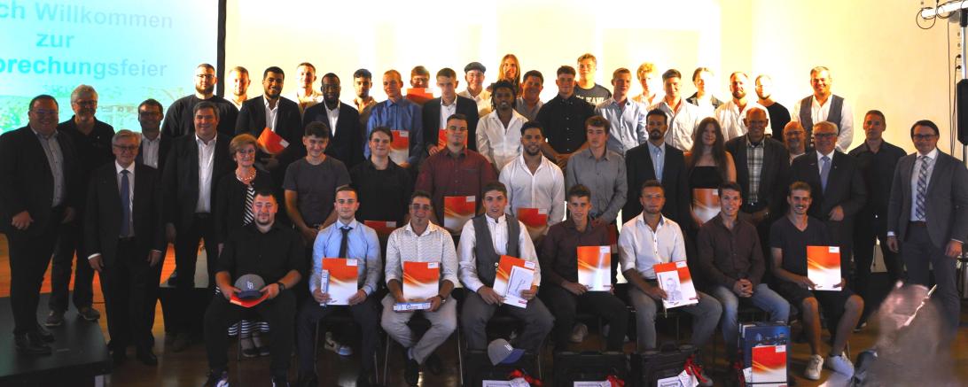 Sie sind stolz auf ihren Berufsabschluss: Die frischgebackenen Gesellinnen und Gesellen präsentieren sich mit den Ehrengästen bei der Freisprechfeier der Bauinnung Nordschwaben und der Maler und Lackiererinnung.