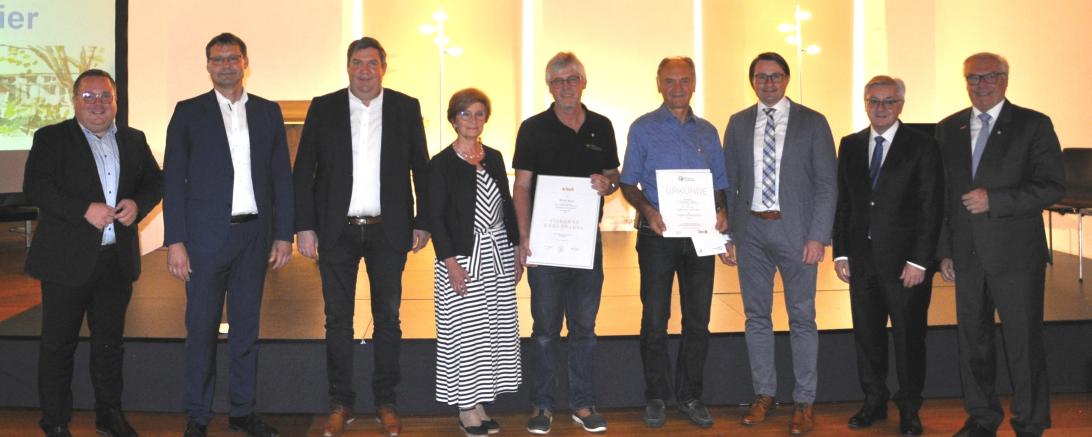 Die silberne Ehrennadel der Handwerkskammer für Schwaben erhielt Maler- und Lackierermeister Werner Rauch (Mitte links), die Goldene Ehrennadel des Landesverbandes der Bayerischen Bauinnungen erhielt Isolierermeister Karlheinz Kermann (Mitte rechts) – hier zusammen mit den Ehrengästen.