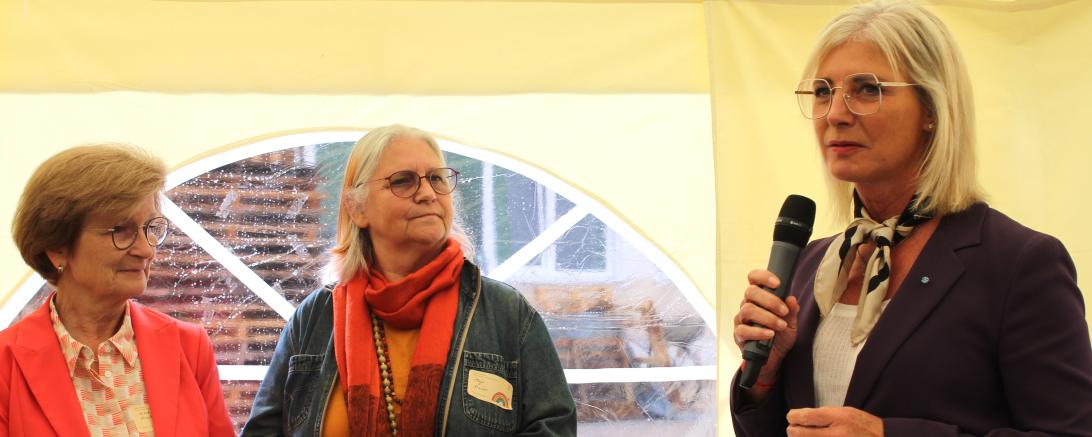 Sozialministerin Ulrike Schar im Austausch mit den Vorsitzenden vom Verein "Frauenhaus Nordschwaben e.V." Ursula Kneißl-Eder (li.) und Maja Pauer. 