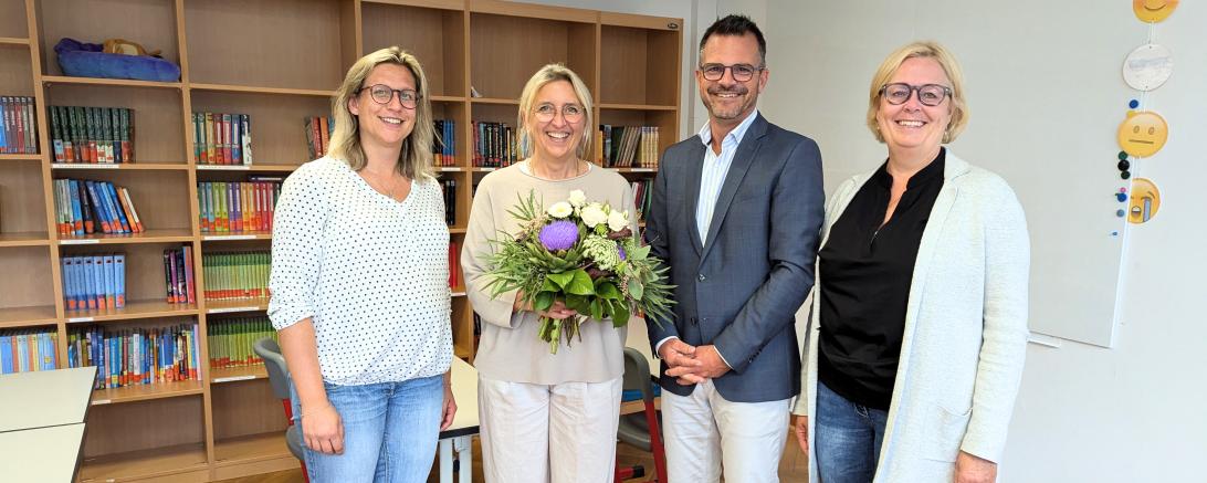 Das Bild zeigt: Anika Höß (Leiterin des Fachbereiches KiTa, Schulen und Sport), Cornelia Luxenhofer (Rektorin der Mangold-Grundschule), Oberbürgermeister Jürgen Sorré, Bärbel Stahl (Schul- und Familienreferentin des Donauwörther Stadtrates)