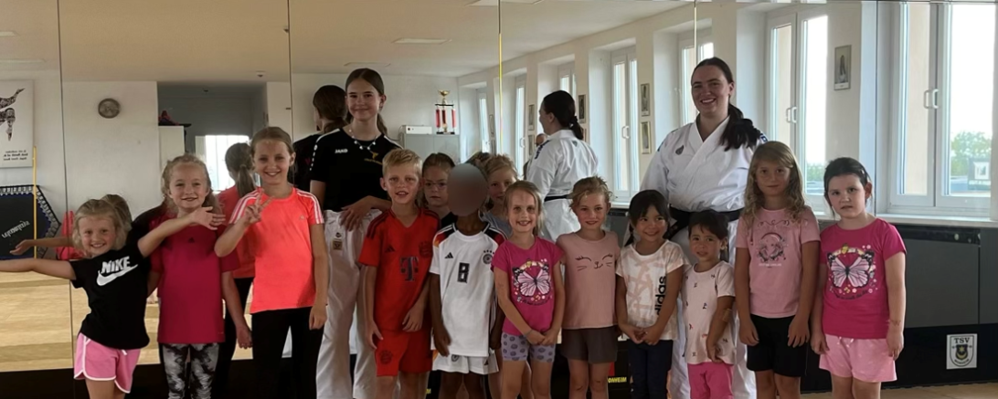Die erfolgreichen Absolventen des Karate-Schnupperkurses.