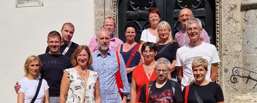 Ein gemeinsames Erinnerungsfoto der Athlet*innen des Karatevereins Bushido Stollberg mit der zweiten Bürgermeisterin Rita Ortler vor dem Nördlinger Rathaus.