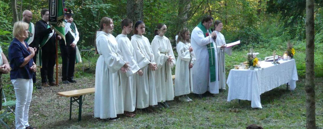Bei strahlendem spätsommerlichem Wetter fand in der Rainer Fasanerie die traditionelle Freiluft-Hubertusmesse zum Gedenken an verstorbene Jäger der Hegegemeinschaft Rain statt. 