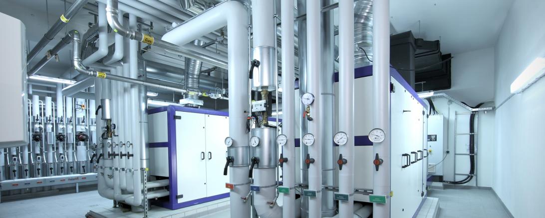 Das selbst produzierte Gas wird in diesen modernen Gasmotoren zur Stromgewinnung verwendet.