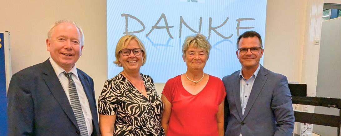Schulamtsdirektor Michael Stocker, Schul- und Familienreferentin des Donauwörther Stadtrates Bärbel Stahl, Schulleiterin Sibylle Lutzkat und Oberbürgermeister Jürgen Sorré.