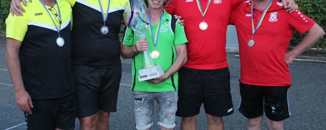 Das Foto zeigt von links nach rechts : Thomas Wirthensohn, Matthias Oestreicher, vom Zweitplatzierten SV Nordheim, Uwe Dorsch aus Harburg und Max Jaumann und Jürgen Birl, vom TSV Oettingen.