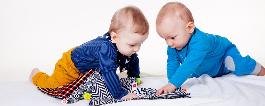 Die Kinder spielen zusammen.