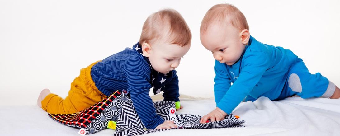 Die Kinder spielen zusammen.