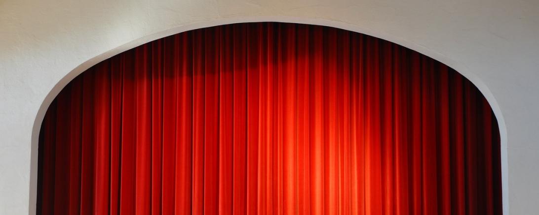 Das Bild zeigt eine Theaterbühne.