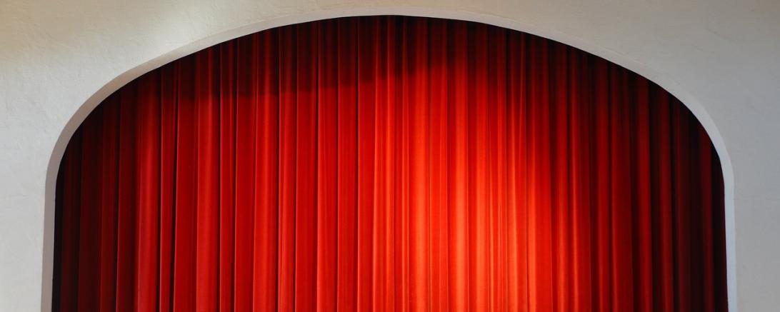 Das Bild zeigt eine Theaterbühne.
