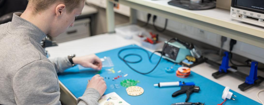 Das Bild zeigt einen Schüler bei der Summer School 2024.