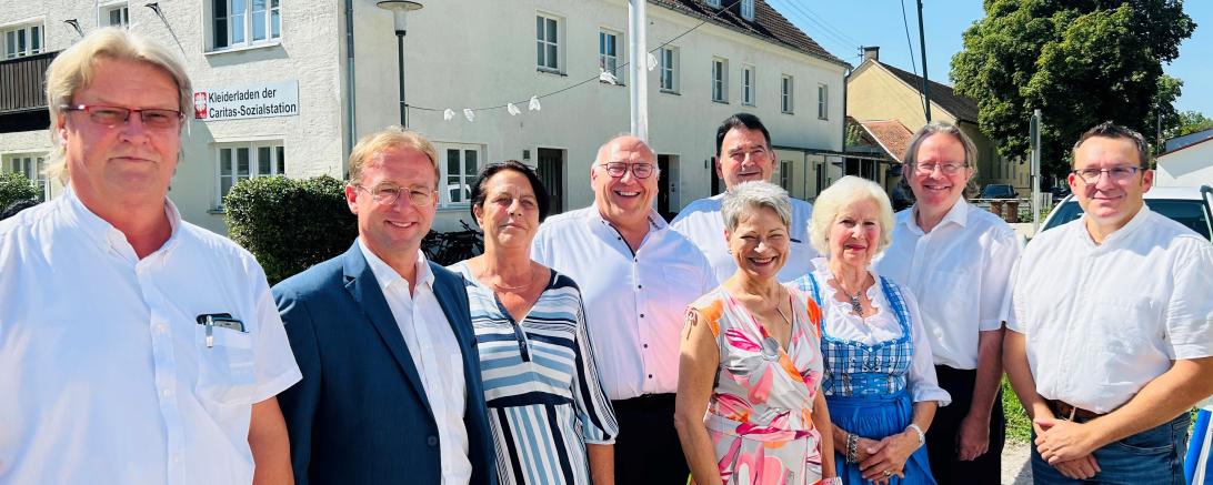 Auf dem Bild zu sehen (von links): Kurt Köber (Tafel Donauwörth), MdL Wolfgang Fackler, Andrea Strobl (Tafel Donauwörth), Dekan Robert Neuner, Dekan Frank Wagner, Birgit Rössle (2. Vorstand Caritasverband Donauwörth), Maria Bauer (Initiatiorin der Tafel Donauwörth), Armin Neudert (Alt-Oberbürgermeister Donauwörth) und Branko Schäpers (Geschäftsführer Caritasverband Donau-Ries). 