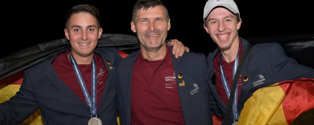 Trainer Josef Leberle von der Bauinnung Nordschwaben (Mitte) mit seinen beiden Schützlingen Louis Ritschel und Muhammed Ali Lamain, die bei den WorldSkills in Lyon Silber gewannen.