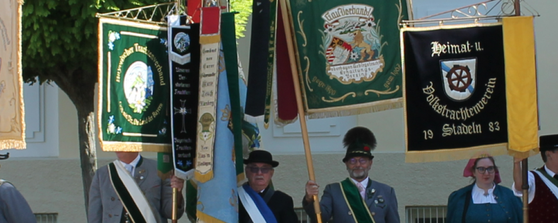 Hier sieht man die Fahne des Nördlinger Trachtenvereins D'Rieser sowie die Gaufahne.