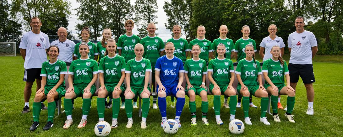 Das Damen-Team im neuen TSV-Grün mit den Verantwortlichen Markus Klaus, Fitnesstrainer Curt Jäckle sowie dem Trainerteam Melanie Hander und Andy Schröter.