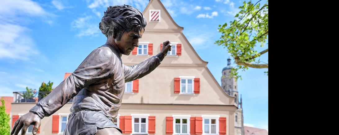 Gerd-Müller-Statue in Nördlingen. 