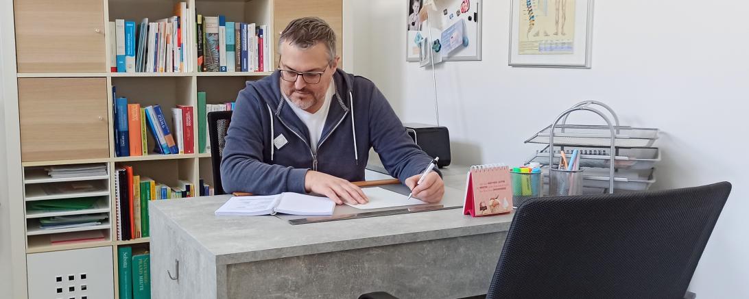 Christian Knittl in seiner Praxis.