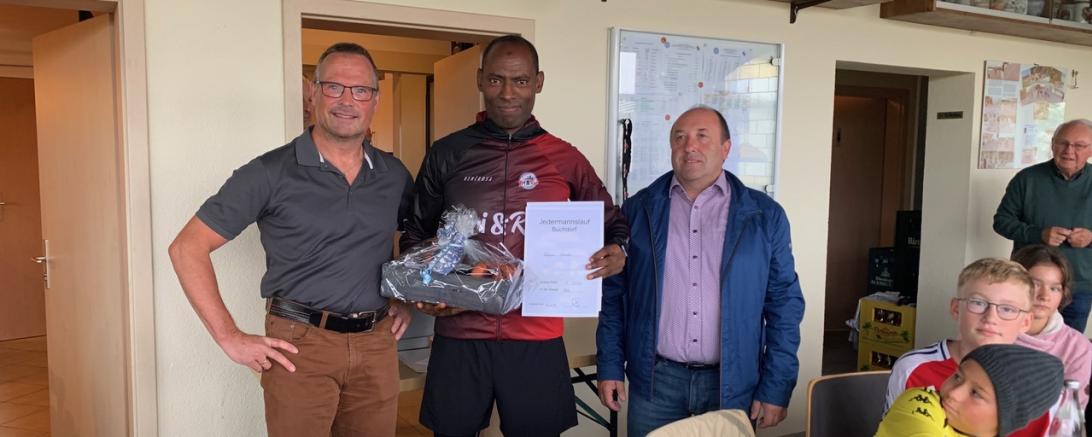 V.l.n.r.: Frank Eichler, Sieger Sufiyaan Ashaaloo, Bürgermeister Walter Grob.