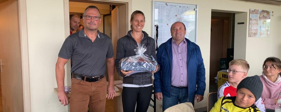 V.l.n.r.: Frank Eichler, Siegerin Svenja Bauer, Bürgermeister Walter Grob.