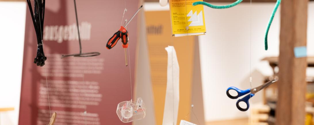 Objektinstallationen sind Bestandteil der Sonderausstellung.