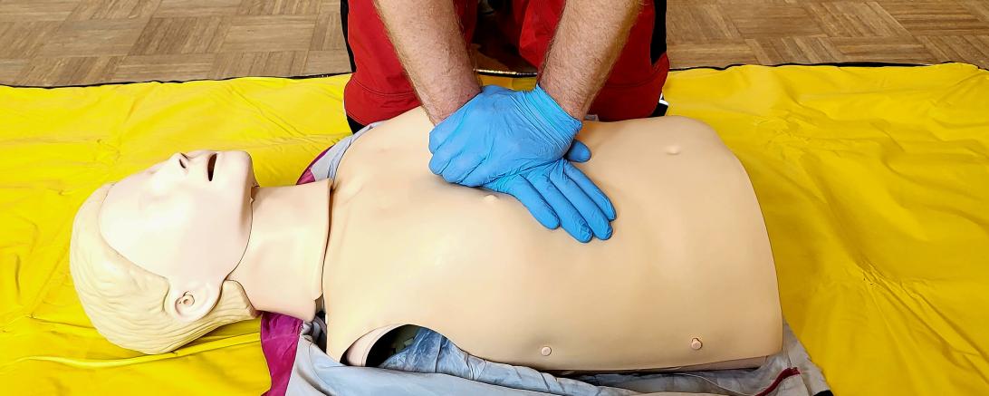 obias Streitwieser, zeigt an einer Ausbildungspuppe, wie Reanimation funktioniert