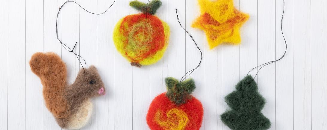 Selbst hergestellte Filzanhänger.