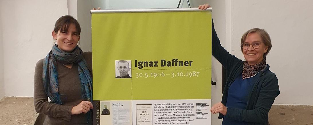 Dr. Viktoria Färber und Museumsleiterin Andrea Kugler präsentieren eines der Ausstellungsbanner.