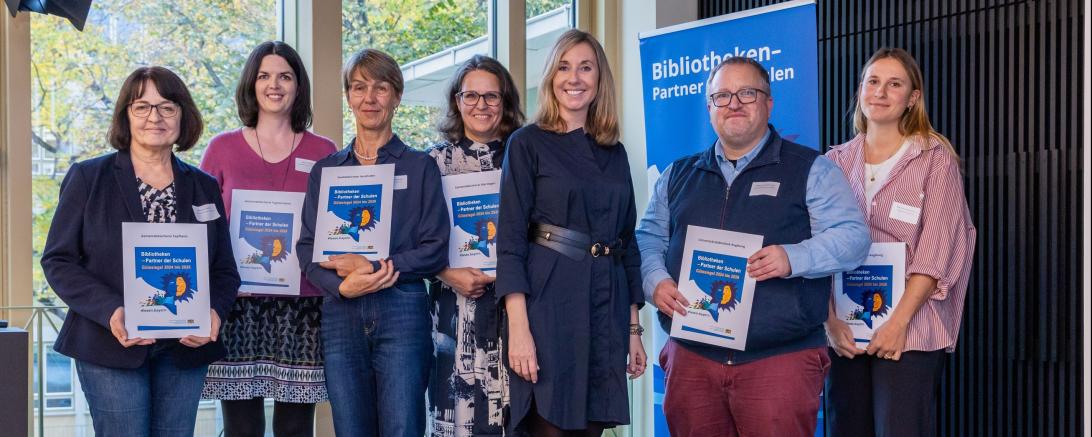 Preisträger Gütesiegel "Bibliotheken - Partner der Schulen" aus Schwaben mit Kultusministerin Anna Stolz.