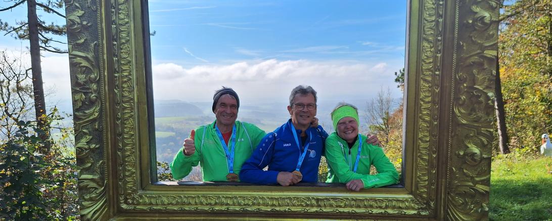 V.l.: Hans Niederhuber, Bernhard Satzenhofer und Anneliese Zinke: am Ziel des 25 Km-Laufes auf dem Rechberg.