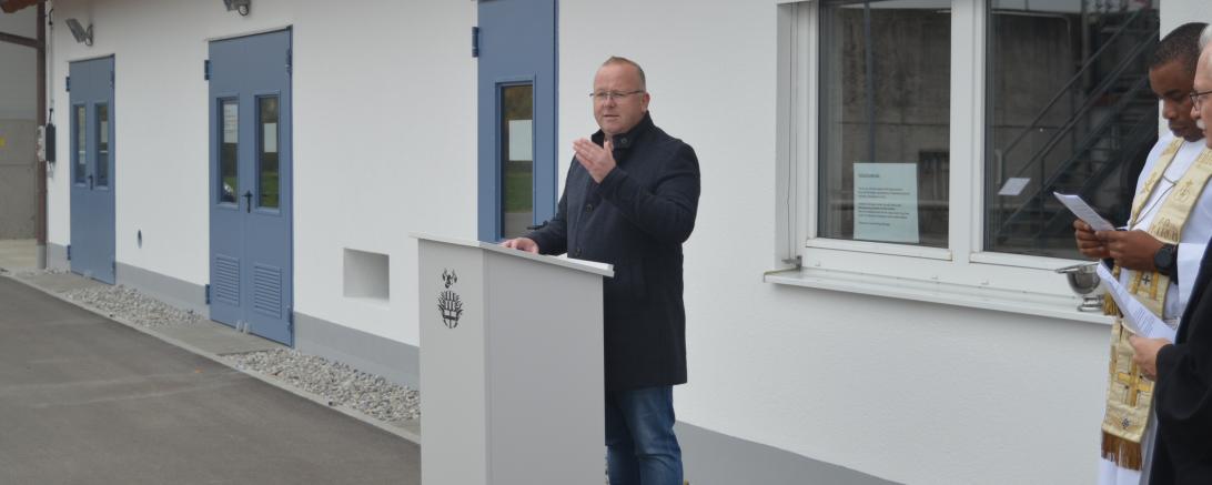 Möttingens Erster Bürgermeister Timo Böllmann spricht bei der Einweihung des Klärwerks Möttingen.