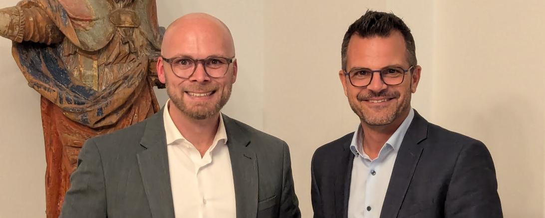 Bayerns Digitalminister Dr. Fabian Mehring (l.) überreicht Donauwörths Oberbürgermeister Jürgen Sorré die Auszeichnung.